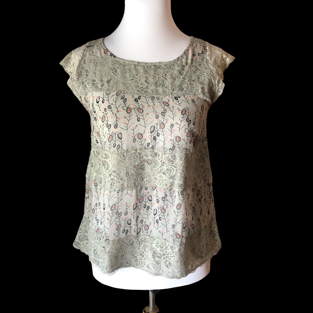 🇺🇸Anthropologie Emmelee Gray Floral Lace Cap Sleeve Top Blouse Size S